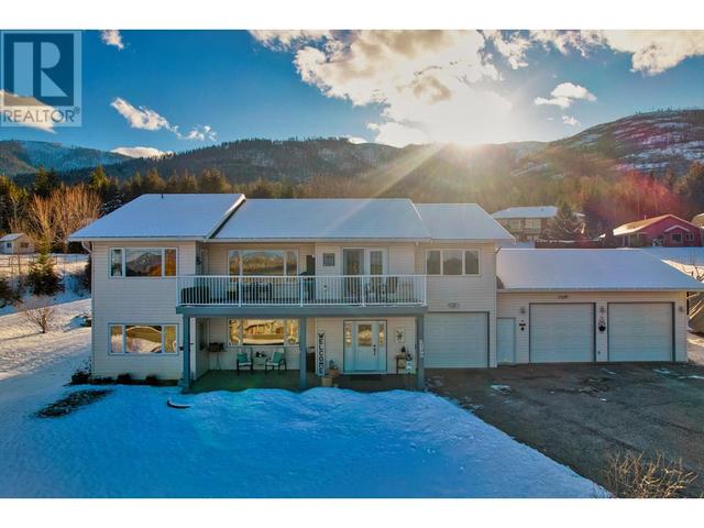 2190 Country Woods Road, House detached with 4 bedrooms, 3 bathrooms and 3 parking in Columbia Shuswap C BC | Image 4