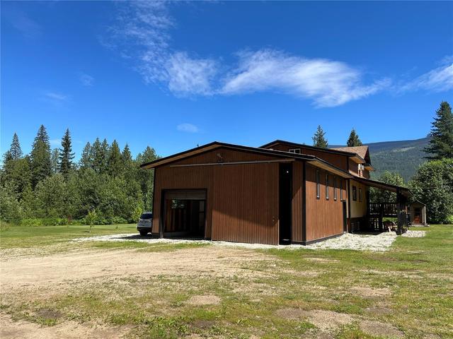 4078 Mizon Road, House detached with 4 bedrooms, 2 bathrooms and 19 parking in Columbia Shuswap E BC | Image 19