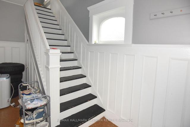 831 Park St S, House detached with 4 bedrooms, 3 bathrooms and 4 parking in Peterborough ON | Image 2