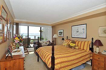 th 305 - 65 Harbour Sq, Condo with 2 bedrooms, 3 bathrooms and 2 parking in Toronto ON | Image 7