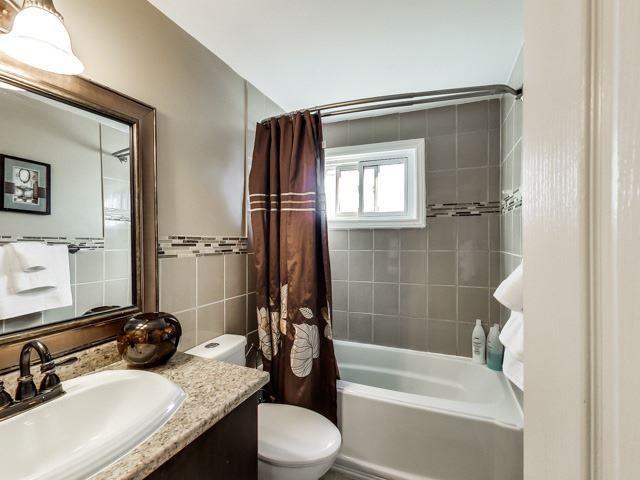81 Darras Crt, Townhouse with 3 bedrooms, 2 bathrooms and 2 parking in Brampton ON | Image 17