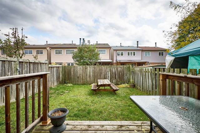 39 Caronia Sq, House semidetached with 3 bedrooms, 3 bathrooms and 3 parking in Toronto ON | Image 14