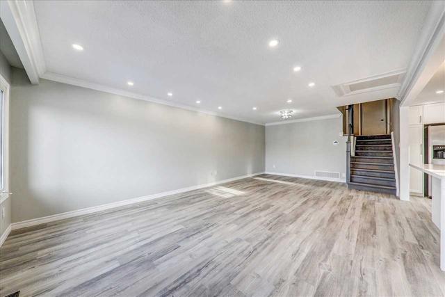2583 Trident Ave, House semidetached with 3 bedrooms, 1 bathrooms and 2 parking in Mississauga ON | Image 3