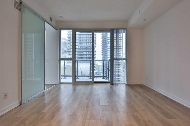 2413 - 87 Peter St, Condo with 1 bedrooms, 1 bathrooms and 0 parking in Toronto ON | Image 6