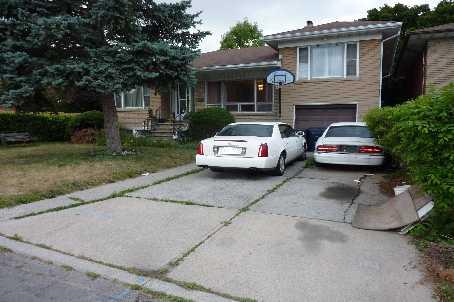 22 Stormont Ave, House detached with 4 bedrooms, 5 bathrooms and 4 parking in Toronto ON | Image 2