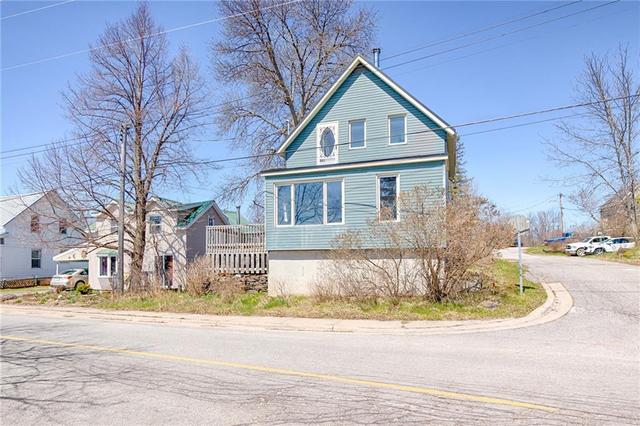 505 Gladstone Avenue, House detached with 2 bedrooms, 1 bathrooms and 2 parking in Greater Madawaska ON | Image 3