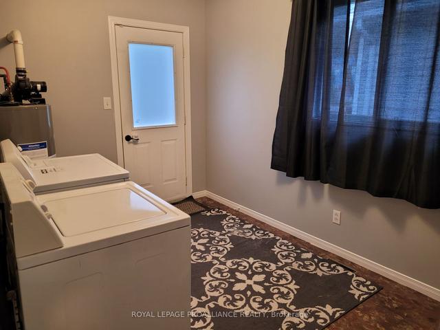 a - 27 Metcalfe St, House detached with 2 bedrooms, 1 bathrooms and 6 parking in Quinte West ON | Image 3