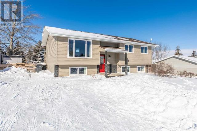 5214 49a Street, House detached with 5 bedrooms, 2 bathrooms and 4 parking in Kitscoty AB | Image 2