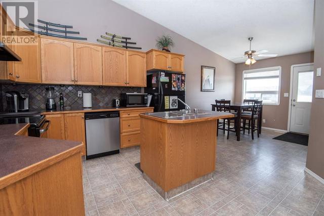 15 Kenny Close, House attached with 3 bedrooms, 2 bathrooms and 1 parking in Red Deer AB | Image 5