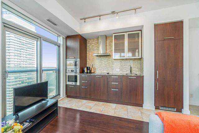 5211 - 14 York St, Condo with 1 bedrooms, 1 bathrooms and 0 parking in Toronto ON | Image 7