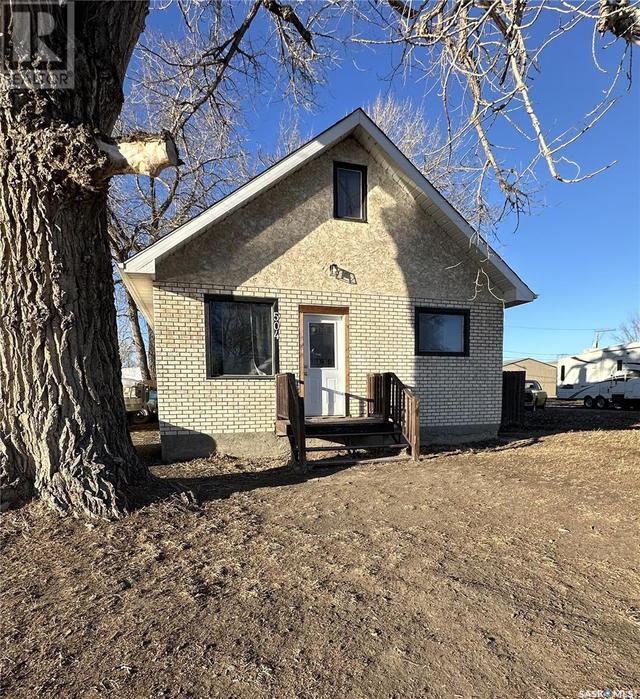504 Manitoba Street E, House detached with 2 bedrooms, 2 bathrooms and null parking in Moose Jaw SK | Image 1
