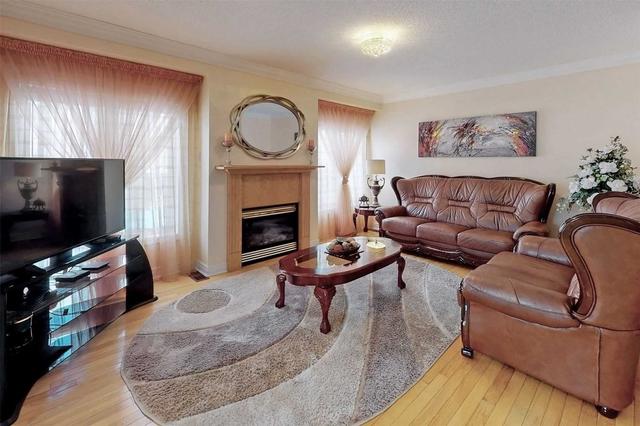 391 Spruce Grove Cres, House detached with 4 bedrooms, 4 bathrooms and 6 parking in Newmarket ON | Image 3