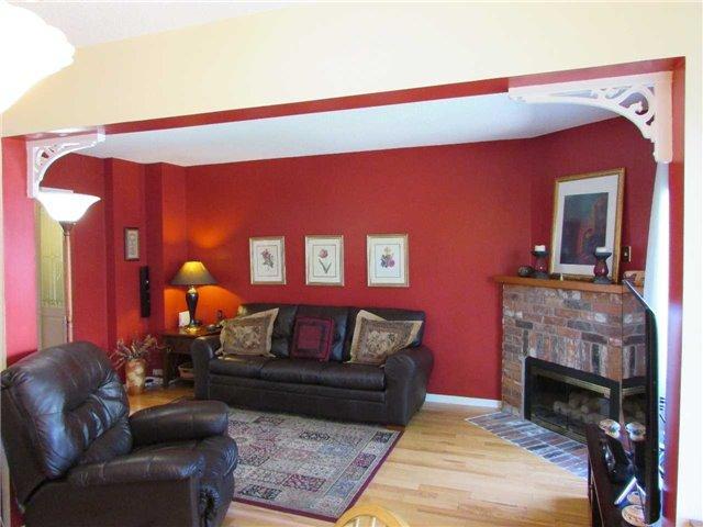 21 Farnham Dr, Townhouse with 3 bedrooms, 2 bathrooms and 1 parking in Brampton ON | Image 6