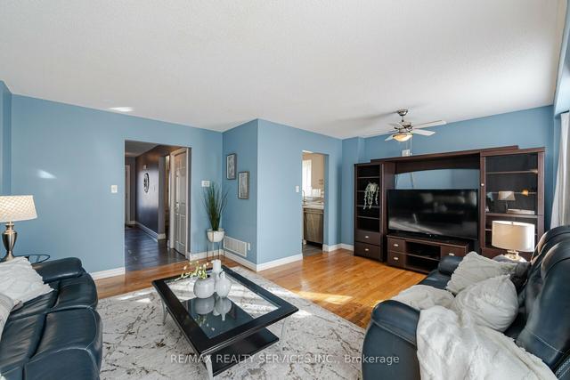 43 Newbridge Cres, House detached with 3 bedrooms, 2 bathrooms and 5 parking in Brampton ON | Image 4