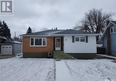221 7th Avenue E, House detached with 4 bedrooms, 2 bathrooms and null parking in Melville SK | Card Image