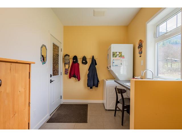 2346 Upper Glade Road, House detached with 2 bedrooms, 3 bathrooms and 10 parking in Central Kootenay I BC | Image 10