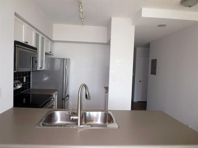 1017 - 410 Queens Quay W, Condo with 2 bedrooms, 1 bathrooms and 1 parking in Toronto ON | Image 3