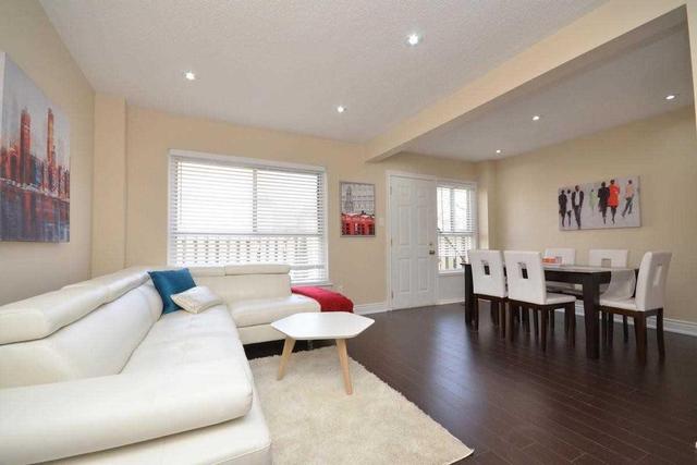 66 Fleetwood Cres, Townhouse with 3 bedrooms, 2 bathrooms and 1 parking in Brampton ON | Image 3
