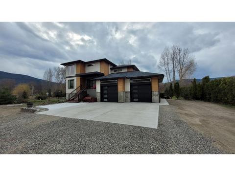 6177 12th Street, House detached with 5 bedrooms, 3 bathrooms and 2 parking in Grand Forks BC | Card Image