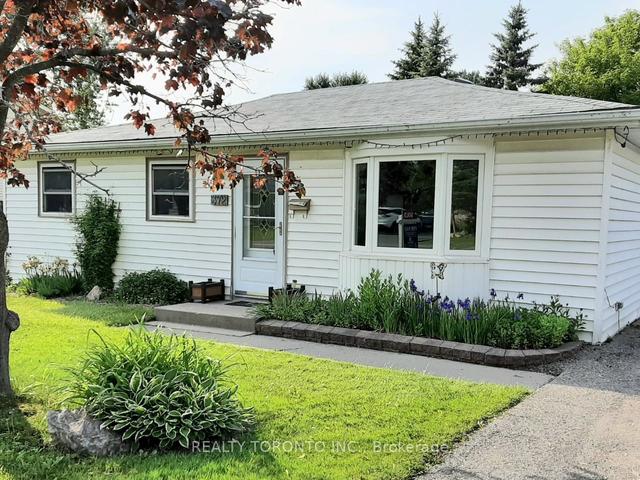 372 Adeline Dr, House detached with 2 bedrooms, 1 bathrooms and 6 parking in Georgina ON | Image 1