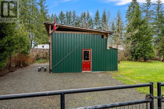 5733 Island Hwy N, House detached with 3 bedrooms, 1 bathrooms and 4 parking in Comox Valley B (Lazo North) BC | Image 12