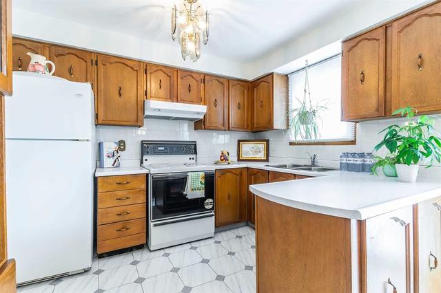 486 Meadows Blvd, House semidetached with 3 bedrooms, 2 bathrooms and 4 parking in Mississauga ON | Image 2