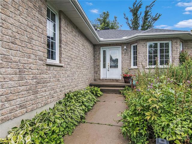 540 Victoria Street, House detached with 4 bedrooms, 2 bathrooms and 6 parking in North Dundas ON | Image 2