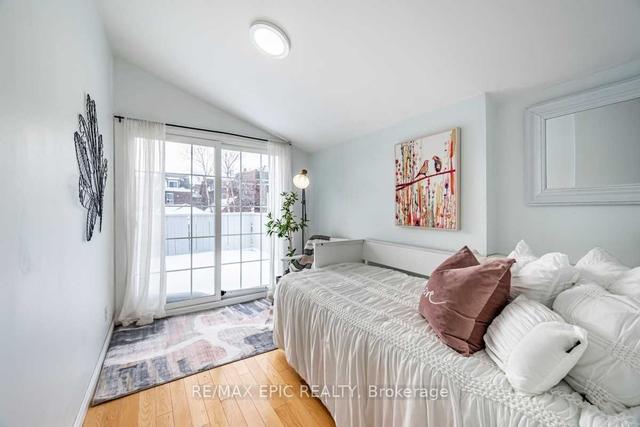 258 Lippincott St, House attached with 3 bedrooms, 2 bathrooms and 1 parking in Toronto ON | Image 2