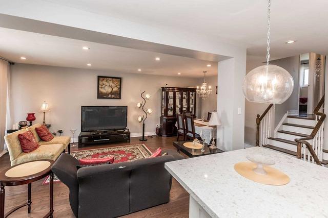 4323 Burnaby Crt, House detached with 3 bedrooms, 3 bathrooms and 5 parking in Mississauga ON | Image 3