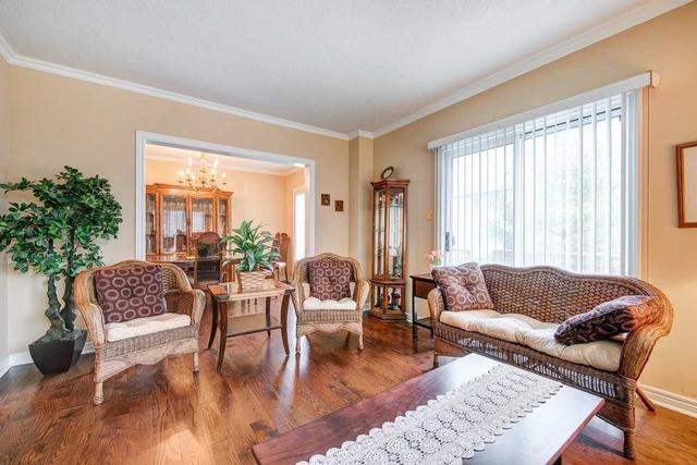 251 Mcbride Cres, House detached with 4 bedrooms, 3 bathrooms and 4 parking in Newmarket ON | Image 6