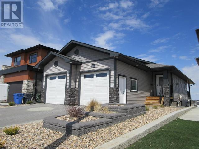 220 Sierra Road Sw, House detached with 4 bedrooms, 2 bathrooms and 2 parking in Medicine Hat AB | Card Image