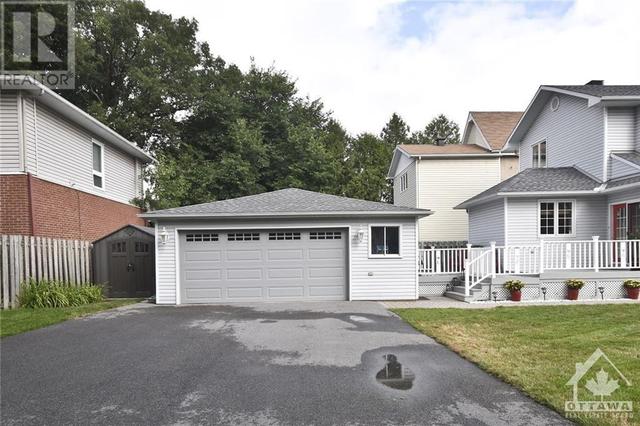 466 Hilson Avenue, House detached with 4 bedrooms, 2 bathrooms and 7 parking in Ottawa ON | Image 3