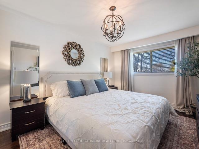 52a Cedar Brae Blvd, House detached with 4 bedrooms, 2 bathrooms and 5.5 parking in Toronto ON | Image 4