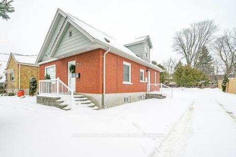 754 Chemong Rd, House attached with 3 bedrooms, 1 bathrooms and 4 parking in Peterborough ON | Card Image