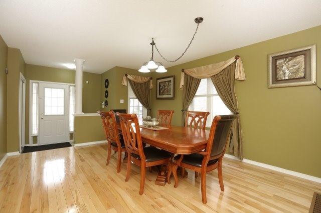 5426 Robjen Rd, House semidetached with 4 bedrooms, 4 bathrooms and 2 parking in Burlington ON | Image 2