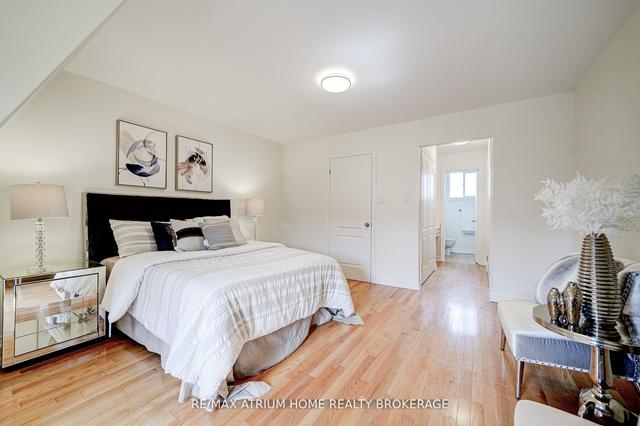 32c Oxford St, House attached with 3 bedrooms, 4 bathrooms and 2 parking in Toronto ON | Image 13