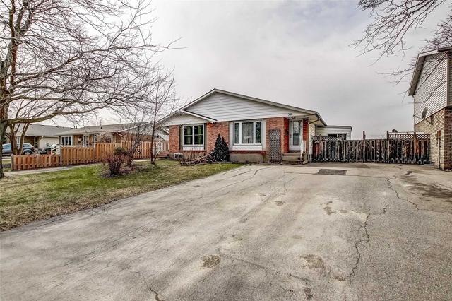 38 Manley Cres, House semidetached with 3 bedrooms, 1 bathrooms and 3 parking in Thorold ON | Image 1