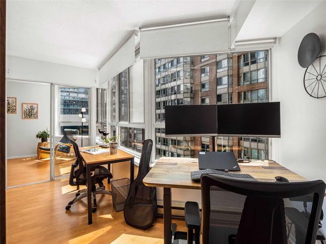 1102 - 717 Bay St, Condo with 2 bedrooms, 2 bathrooms and 1 parking in Toronto ON | Image 4