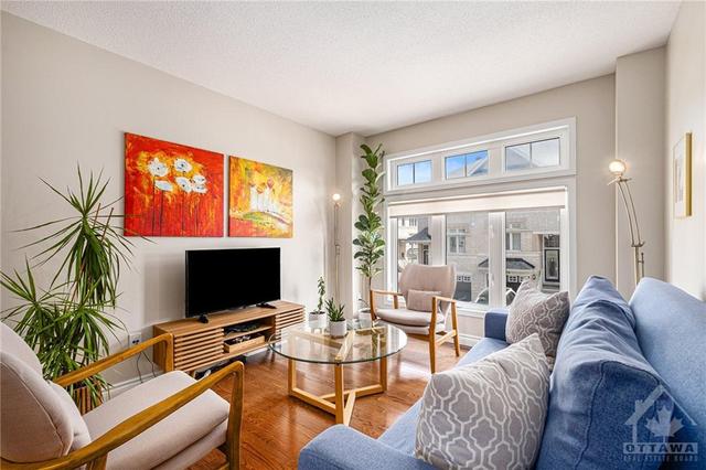281 Stroget Private, Townhouse with 3 bedrooms, 4 bathrooms and 2 parking in Ottawa ON | Image 2