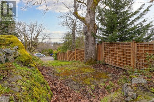 976 Cloverdale Ave, House detached with 2 bedrooms, 1 bathrooms and 3 parking in Saanich BC | Image 24