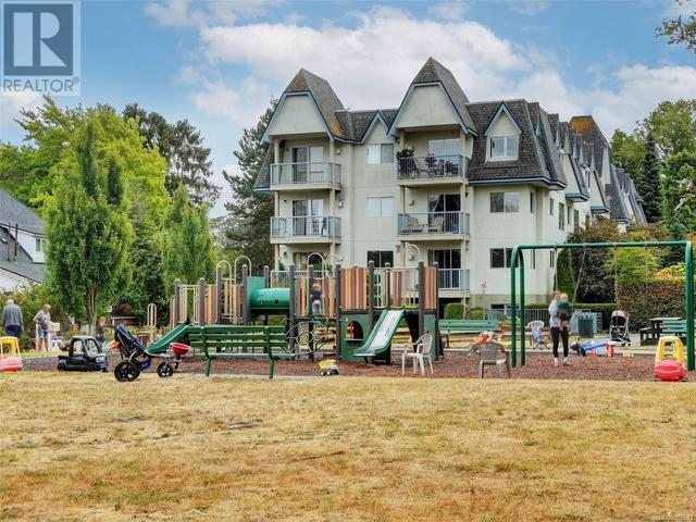 1830 Chestnut St, House detached with 4 bedrooms, 2 bathrooms and 4 parking in Victoria BC | Image 19