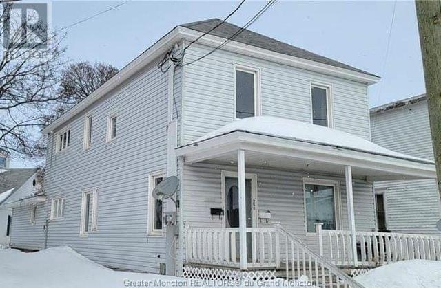 285 St. George, House other with 6 bedrooms, 3 bathrooms and null parking in Bathurst NB | Image 1