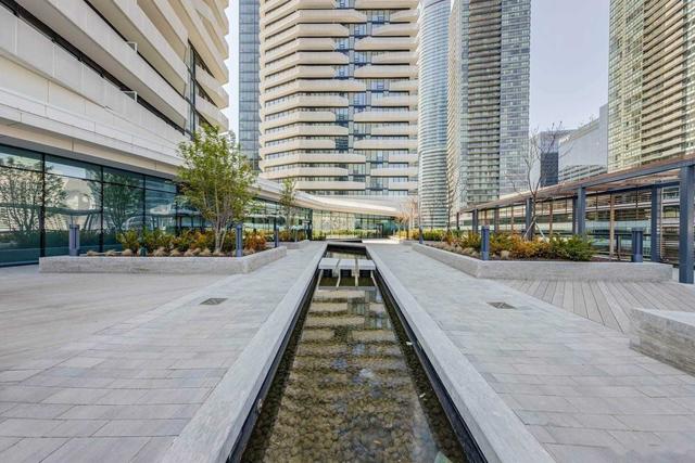 2402 - 100 Harbour St, Condo with 2 bedrooms, 2 bathrooms and 0 parking in Toronto ON | Image 15