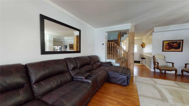 15 Ravenscliffe Crt, House attached with 3 bedrooms, 4 bathrooms and 4 parking in Brampton ON | Image 3