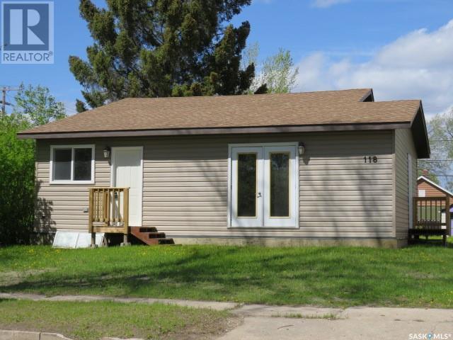 118 6th Avenue E, House detached with 3 bedrooms, 1 bathrooms and null parking in Canora SK | Card Image