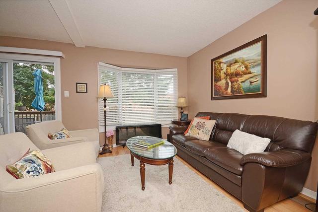 24 - 2004 Glenada Cres, Townhouse with 3 bedrooms, 3 bathrooms and 2 parking in Oakville ON | Image 4