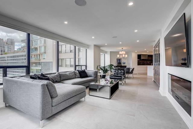 1601 - 175 Cumberland St, Condo with 2 bedrooms, 2 bathrooms and 1 parking in Toronto ON | Image 2