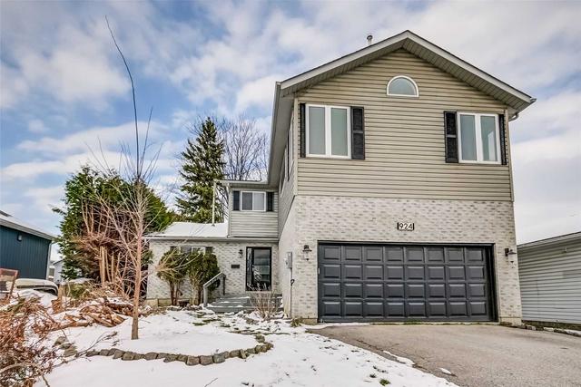 924 Helen St, House detached with 3 bedrooms, 2 bathrooms and 4 parking in Innisfil ON | Card Image