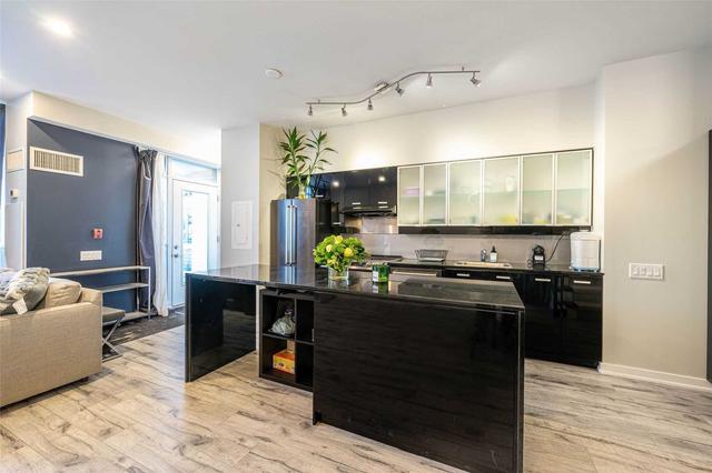 th01 - 29 Singer Crt, Townhouse with 2 bedrooms, 3 bathrooms and 1 parking in Toronto ON | Image 5