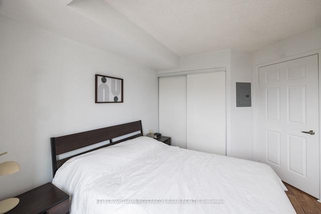 902 - 18 Valley Woods Rd, Condo with 1 bedrooms, 1 bathrooms and 1 parking in Toronto ON | Image 3